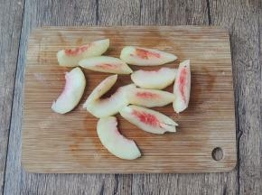 水蜜桃去掉果核对切成块