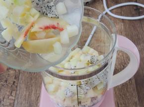 将切好的水果放入养生壶中