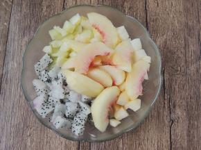 各种水果切成小块