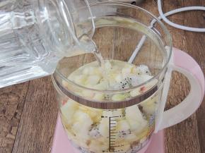 将切好的水果放入养生壶中