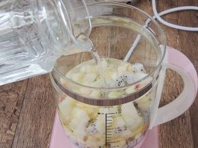 将切好的水果放入养生壶中
