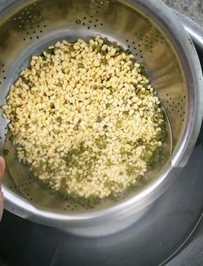 绿豆浸泡24小时，去皮。