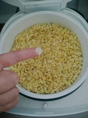 放入蒸锅蒸至一捏成粉状(约30分钟