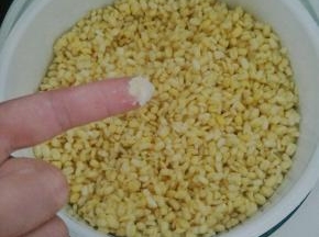 放入蒸锅蒸至一捏成粉状(约30分钟