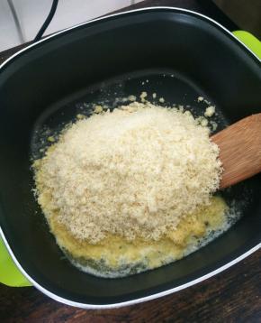 把黄油放不粘锅中小火炒化，下过筛好的绿豆