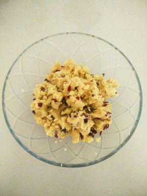 再加入蔓越莓干拌匀(蔓越莓干微微切一下