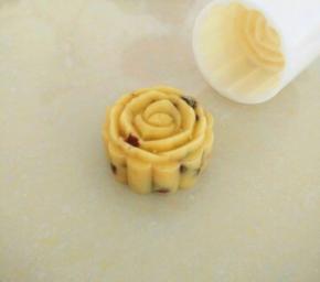 再用模具压出形即可