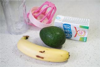 备好所用食材。（如图这个牛油果太生了，后来换了一个熟透的）