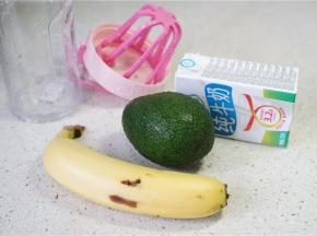 备好所用食材。（如图这个牛油果太生了，后来换了一个熟透的）