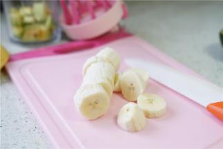 将香蕉及牛油果去皮切小粒。