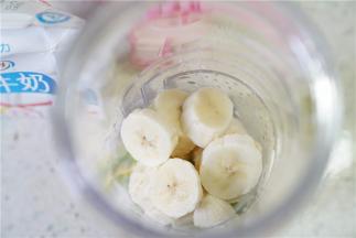 将切小粒的食材入摇摇杯。