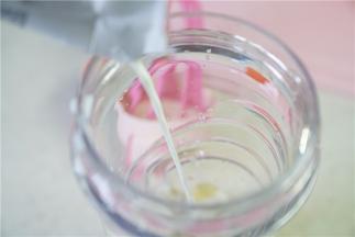 再加入纯牛奶，牛奶的量先不要太多。