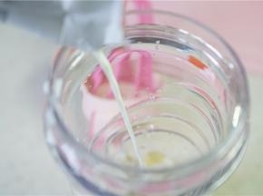 再加入纯牛奶，牛奶的量先不要太多。