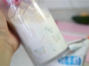 然后入网格上盖密封好。摇的时候偏大的食材会摇到网格里面，可以用匙子压一下。