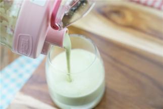 根据奶昔的稠度再来添加纯牛奶，摇至奶昔完成后，就可以将奶昔倒出。