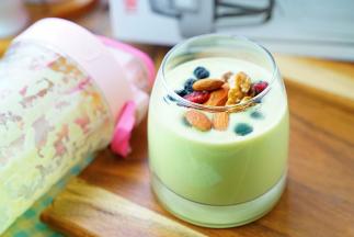 会偏有果粒存在这也是正常的现象，再按个人喜好添加适量的什锦坚果就可以了。