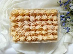 再重复一次蛋糕，奶油，豆乳，黄豆粉，豆乳盒子就做好了，放冰箱冷藏2个小时食用最佳。