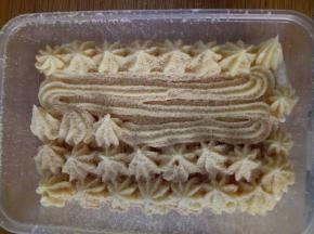 在挤一层豆乳酱，花纹啥的随便挤，然后筛一层熟黄豆粉。