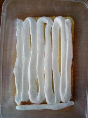 取出淡奶油，裱花袋剪个口，挤一层奶油在面包片上。