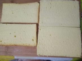 然后蛋糕片从中间分成两层，因为我用的11寸金盘，蛋糕片太厚了。