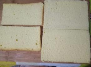 然后蛋糕片从中间分成两层，因为我用的11寸金盘，蛋糕片太厚了。