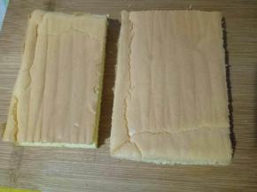 蛋糕体按盒子大小切好我的盒子底部小，中间大写，所以蛋糕片大小也不同。