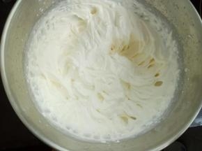 淡奶油加糖打发到裱花状态，装进裱花袋，放冰箱冷藏。