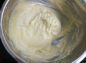 放在炉上小火加热，要不停搅拌，以免粘锅底，直到豆浆很浓稠的样子关火，晾凉，和大一些的8齿裱花嘴一起装进裱花袋。