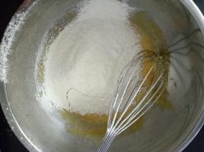 筛入蛋糕粉和玉米淀粉。