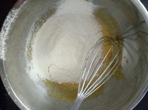 筛入蛋糕粉和玉米淀粉。