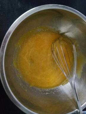 蛋黄里放入白糖，搅拌至蛋黄乳化发白。