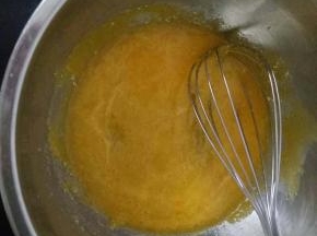 蛋黄里放入白糖，搅拌至蛋黄乳化发白。