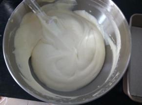 用手抽和刮刀搅拌均匀翻拌均匀，记得从底部充分翻拌，以免蛋黄糊残留在盆底。