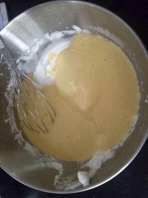 然后倒入蛋白盆中。