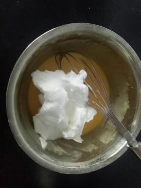 取三分之一蛋白加入蛋黄糊中，翻拌均匀。