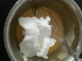 取三分之一蛋白加入蛋黄糊中，翻拌均匀。
