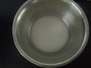 乳化。干净的盆里倒入豆浆，加玉米油乳化。