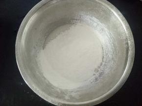 筛入蛋糕粉，用手动打蛋器之字形来回搅拌至没有干粉。