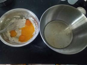 分蛋。取一个无油无水的打蛋盆，蛋黄直接放入面糊盆里，蛋清放在打蛋盆中，放冰箱冷藏。