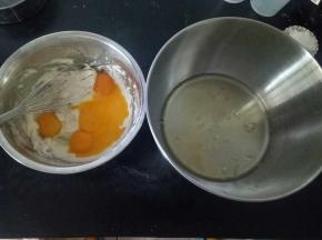 分蛋。取一个无油无水的打蛋盆，蛋黄直接放入面糊盆里，蛋清放在打蛋盆中，放冰箱冷藏。