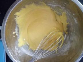 混合面糊。用手抽，按之字搅拌法，将蛋黄和面糊混合均匀，切记不可一个方向搅拌，避免出筋。