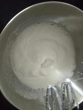 中速打至蛋白细腻的时候，继续加入三分之一份糖。