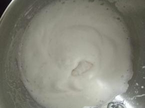 中速打至蛋白细腻的时候，继续加入三分之一份糖。