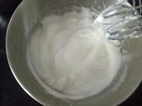 当蛋白出现纹路的时候加入最后一份糖。