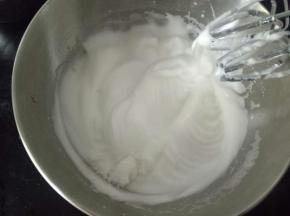 当蛋白出现纹路的时候加入最后一份糖。