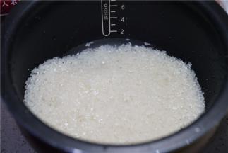 将大米提前半小时洗净再控水备用。