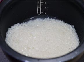 将大米提前半小时洗净再控水备用。