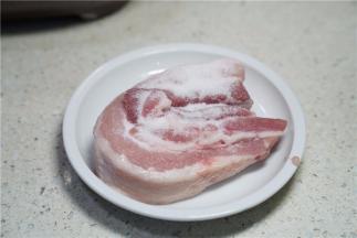 用细盐来腌洗一下五花肉。