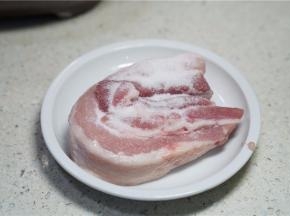 用细盐来腌洗一下五花肉。