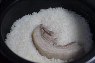 饭煮好后十分的饱满有光泽度，然后五花肉也是熟透了。切片一下配上酱油就是一个菜。